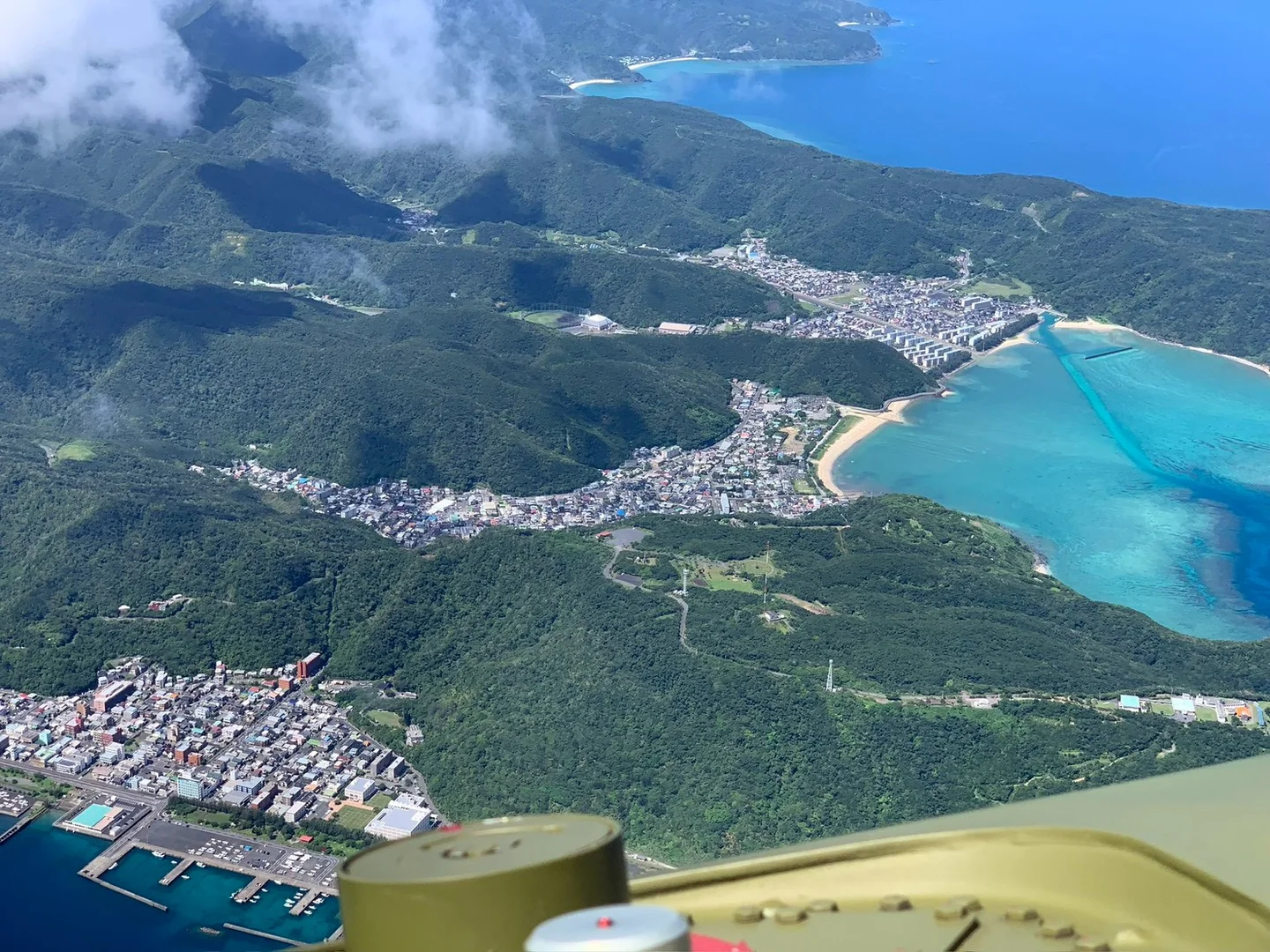 空から見た海と島