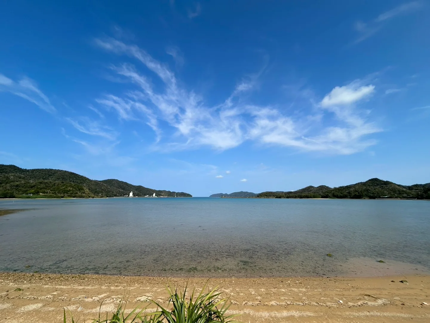 青い空と穏やかな海の風景